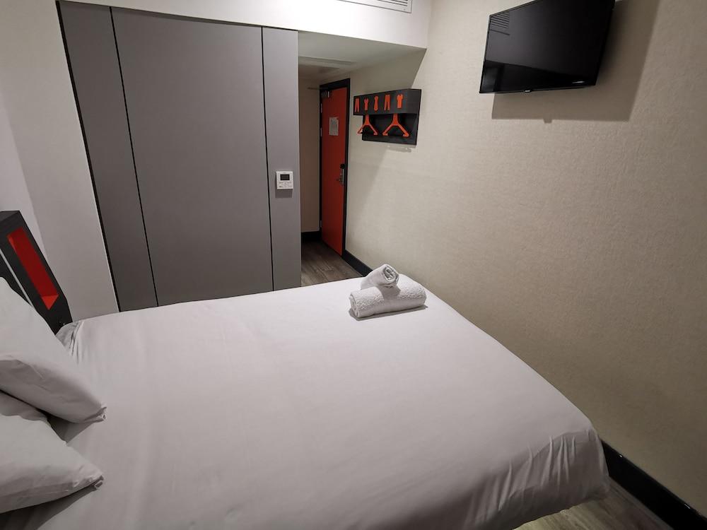 Easyhotel Отель